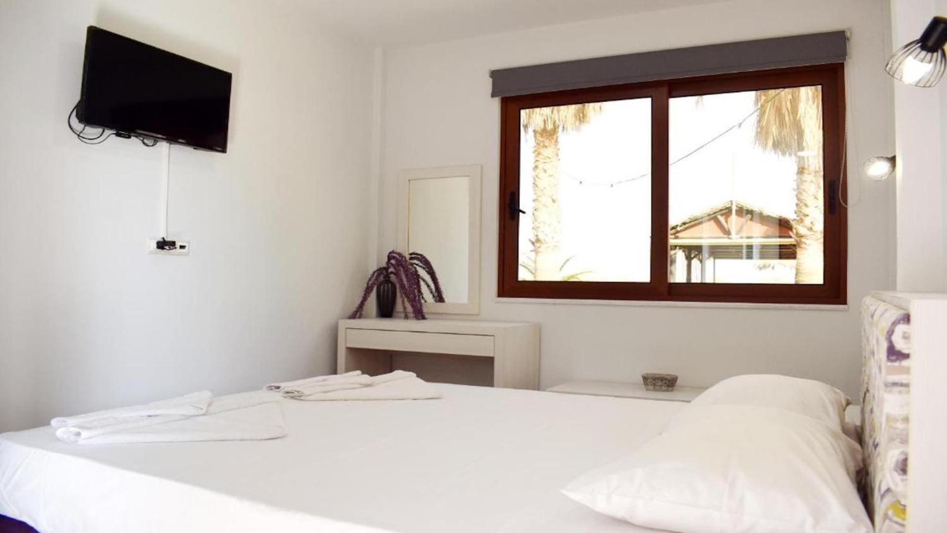 La Palma Beachfront Suites Георгиуполис Экстерьер фото