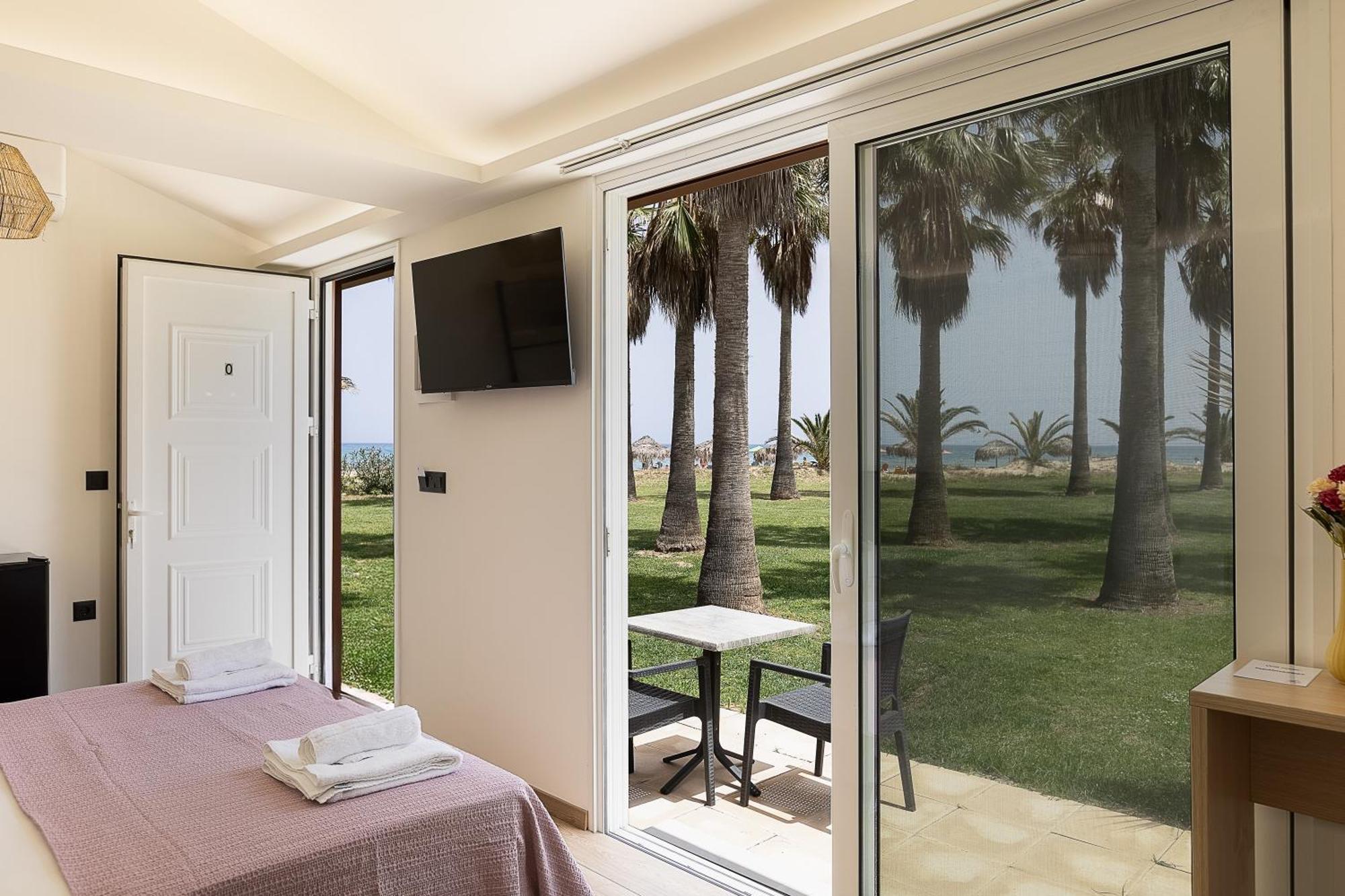 La Palma Beachfront Suites Георгиуполис Экстерьер фото