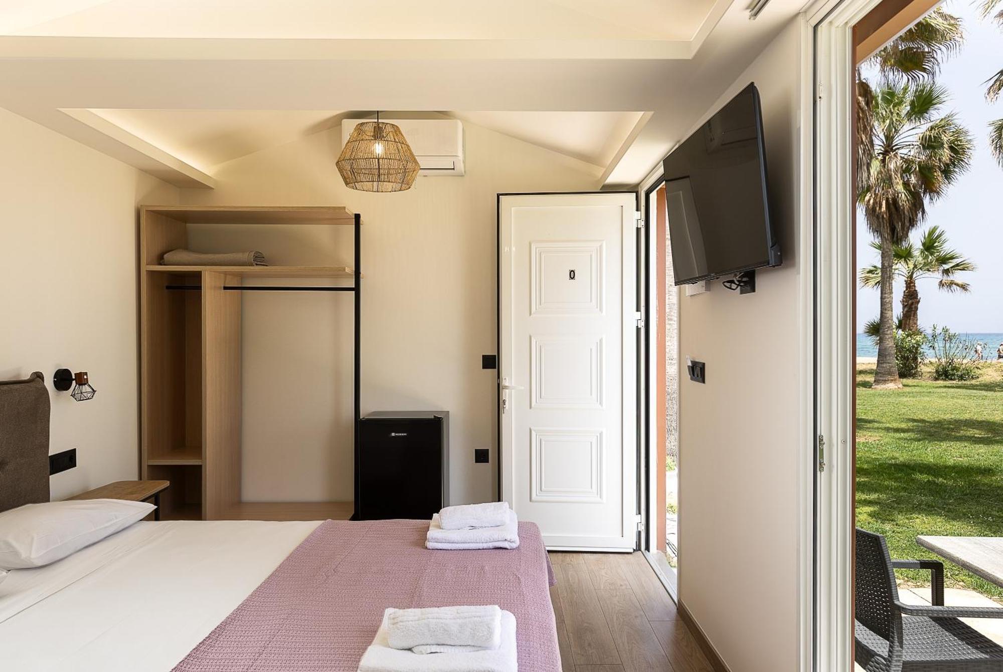 La Palma Beachfront Suites Георгиуполис Экстерьер фото