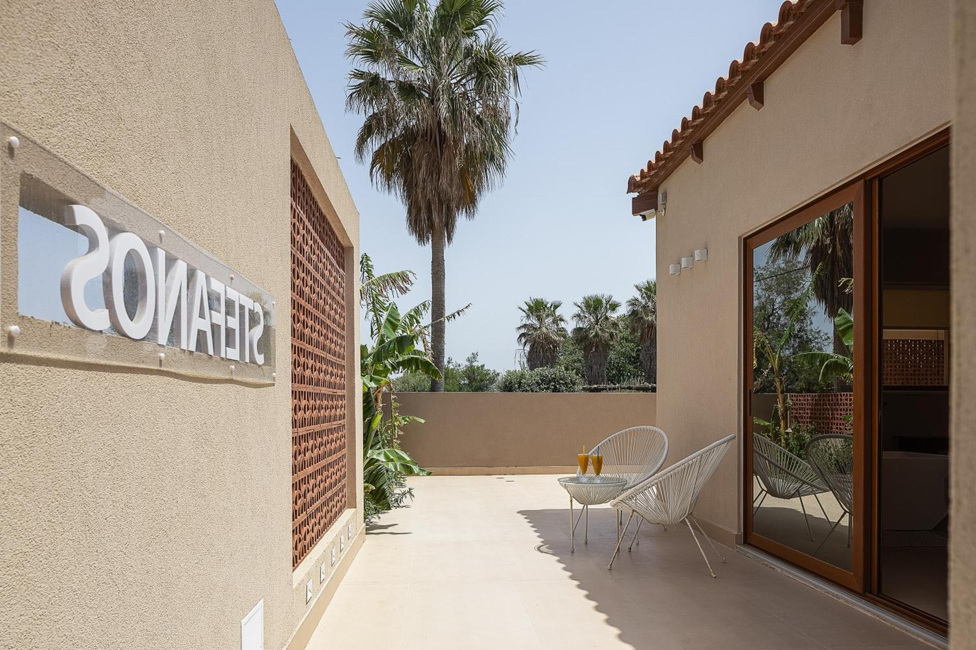 La Palma Beachfront Suites Георгиуполис Экстерьер фото