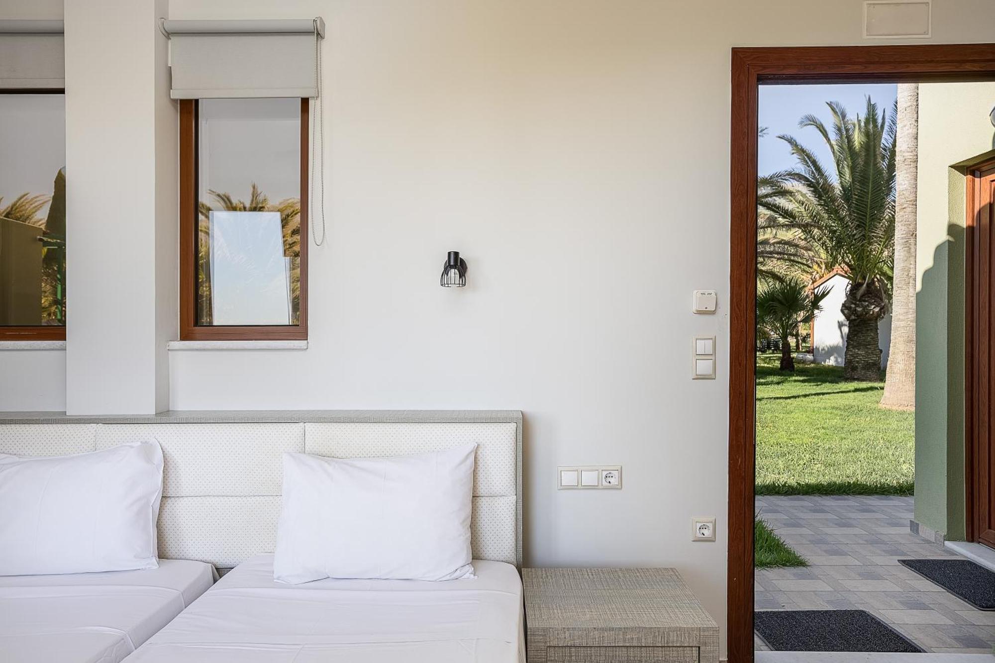 La Palma Beachfront Suites Георгиуполис Экстерьер фото