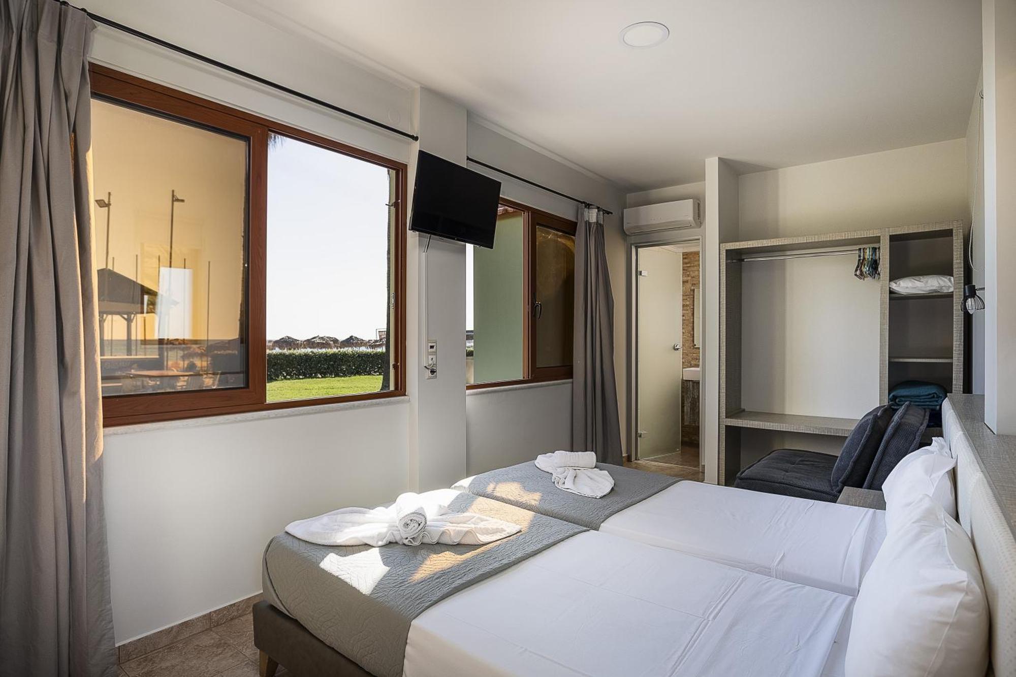 La Palma Beachfront Suites Георгиуполис Экстерьер фото