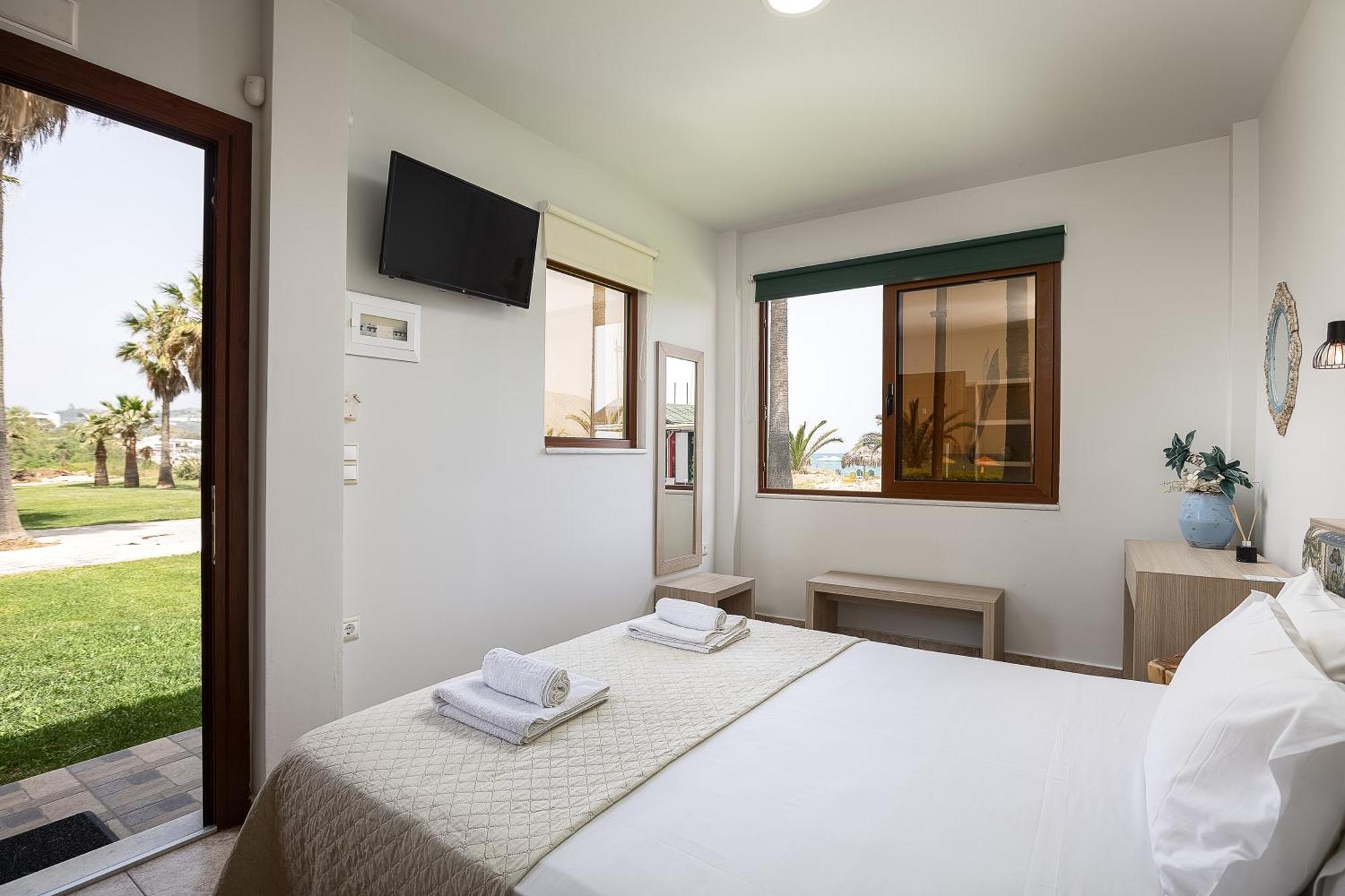 La Palma Beachfront Suites Георгиуполис Экстерьер фото