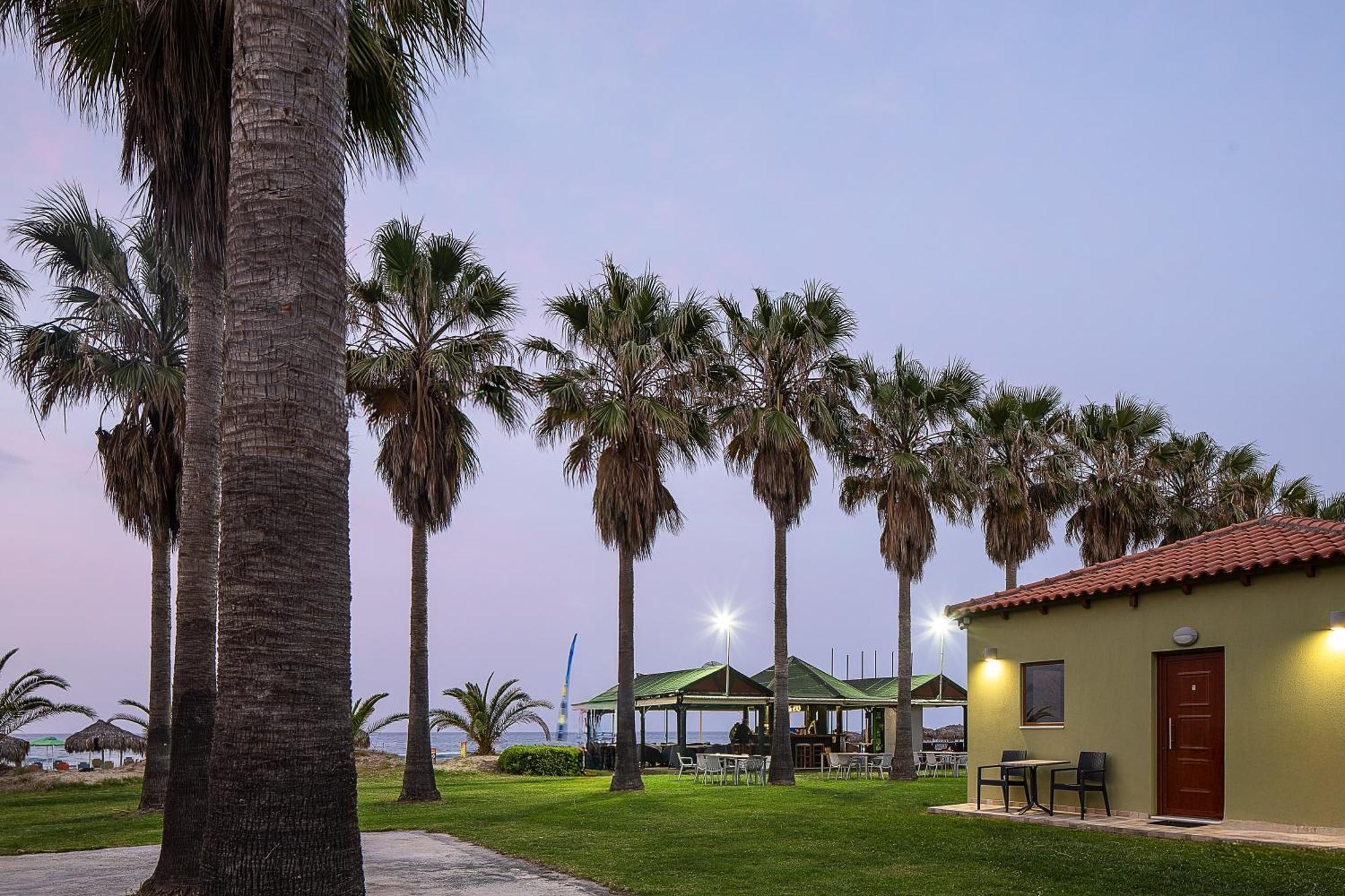 La Palma Beachfront Suites Георгиуполис Экстерьер фото